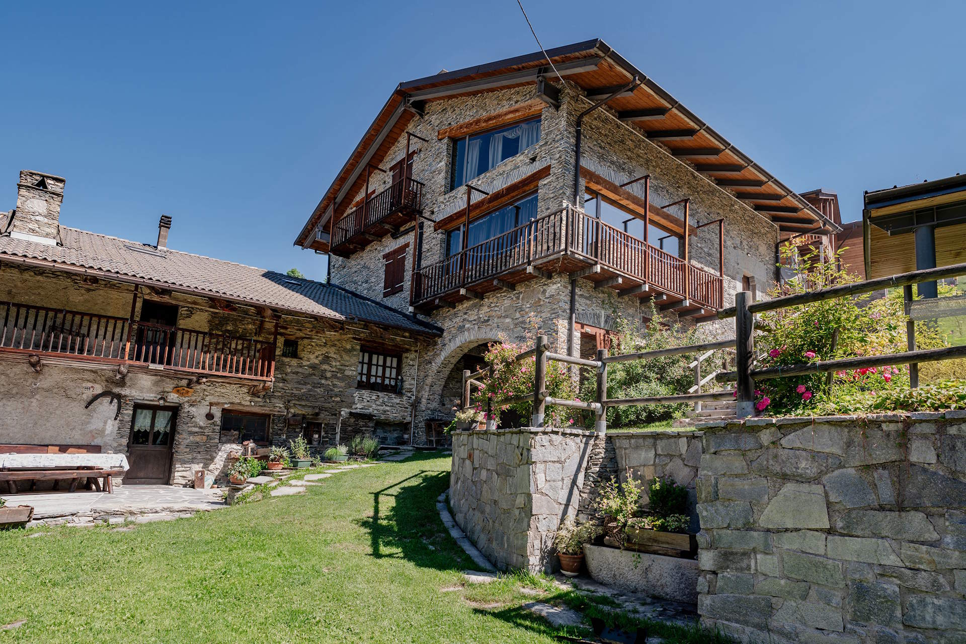 Camere in pietra e legno dell'albergo diffuso di Elva, una delle strutture dove dormire in Valle Maira
